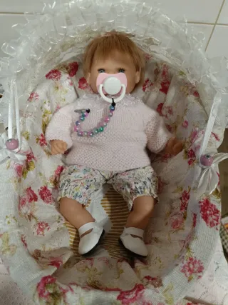 Cochecito de muñeca con bebé y chupete