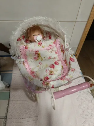 Cochecito de muñeca con bebé y chupete