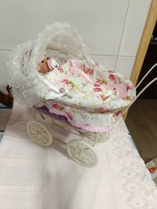 Cochecito de muñeca con bebé y chupete