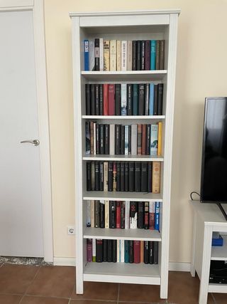 Estantería de madera blanca