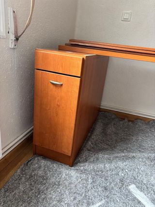 Zapatero de madera marrón