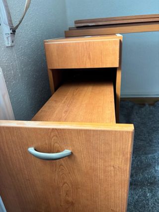 Zapatero de madera marrón