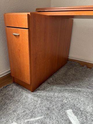 Zapatero de madera marrón