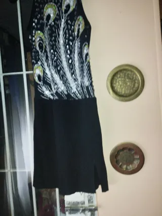 Vestido negro con pedrería de pavo real