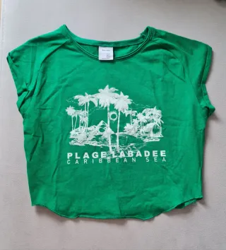 Camiseta Bershka verde paisaje palmeras