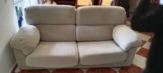 Sofá de tela beige