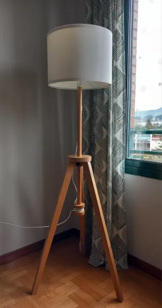 Lámpara de pie trípode madera y tela