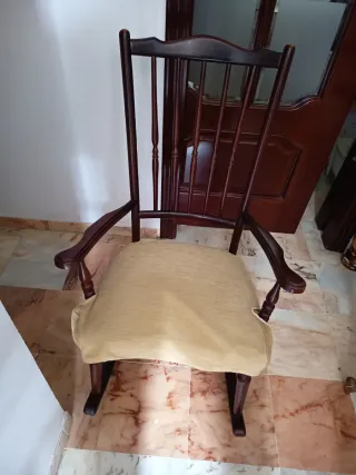 Mecedora de madera con cojín beige vintage