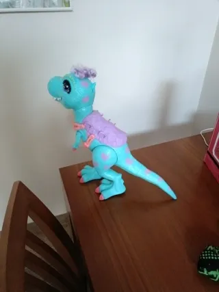 Dinosaurio de juguete azul con morado