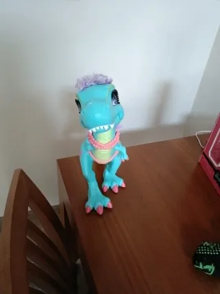 Dinosaurio de juguete azul con morado