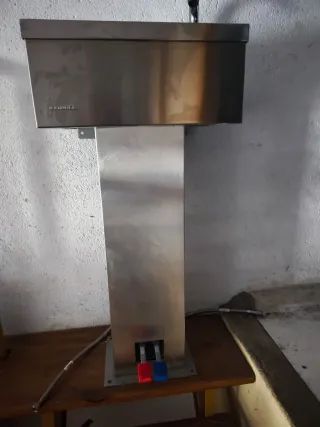 Lavabo de acero inoxidable con pedestal