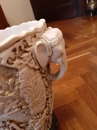 Jarrones antiguos de mármol y piedra