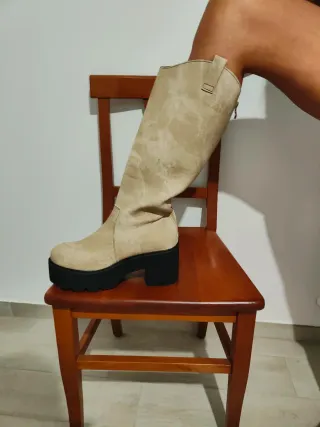 Stivali texani beige con plateau neri