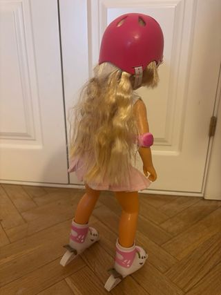 Nancy Patinadora con Casco y Protecciones