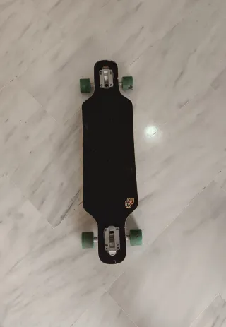 Longboard Negro Ruedas Verdes