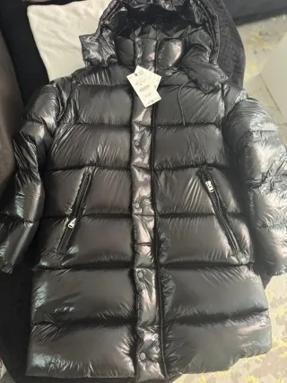 Chaqueta acolchada negra con capucha