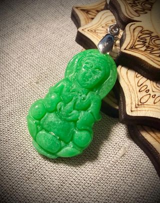 Colgante de Kuan Yin en Jade Verde y Plata