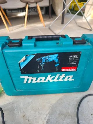 Taladro Makita con maletín y brocas