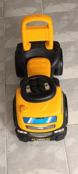 Camión de juguete amarillo y negro