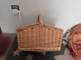 Cesta de picnic de mimbre con detalles de cuero