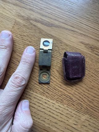 Antigua lupa de bolsillo con funda