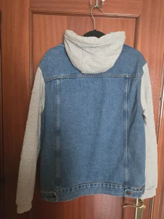Chaqueta vaquera con capucha gris