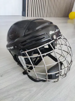 Casco de hockey, guantes y stick con funda