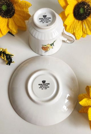 Taza y platillo de porcelana