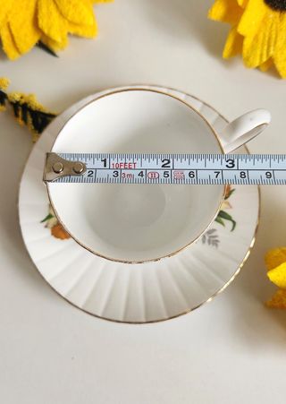 Taza y platillo de porcelana