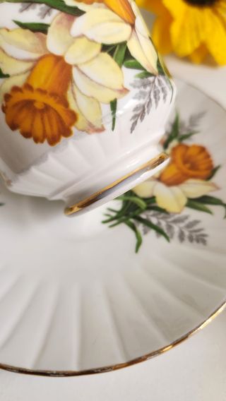 Taza y platillo de porcelana