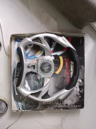 Volante deportivo plateado y negro