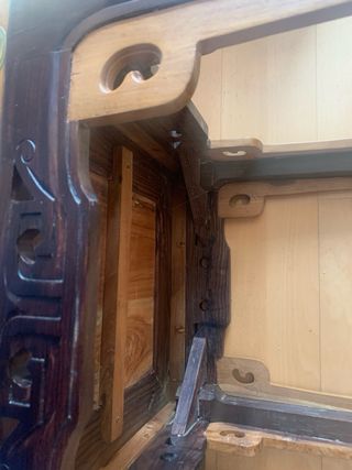 Mesa auxiliar de madera con diseño oriental