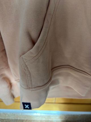 Sudadera rosa con parche X