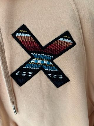 Sudadera rosa con parche X