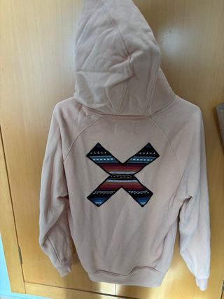 Sudadera rosa con parche X