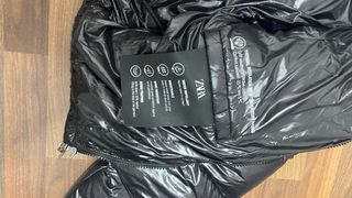 Chaqueta acolchada negra con capucha