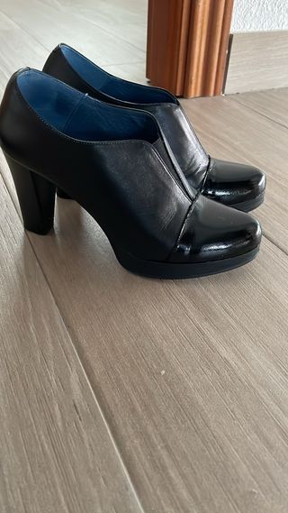 Zapato botín tacón negro charol