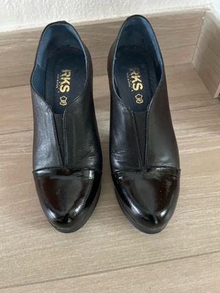 Zapato botín tacón negro charol