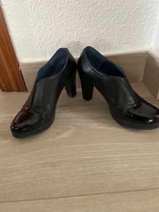 Zapato botín tacón negro charol