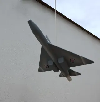 Lámpara de techo con forma de avión.