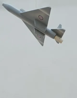 Lámpara de techo con forma de avión.