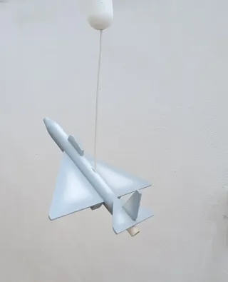 Lámpara de techo con forma de avión.
