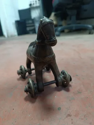 Caballo de Bronce Antiguo con Ruedas