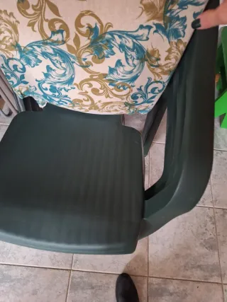 Tavolo da giardino verde con protezione in plastica