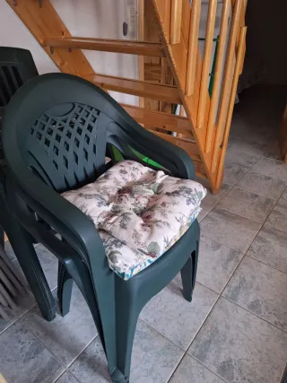 Tavolo da giardino verde con protezione in plastica