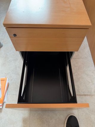 Mesas de oficina de madera con cajoneras