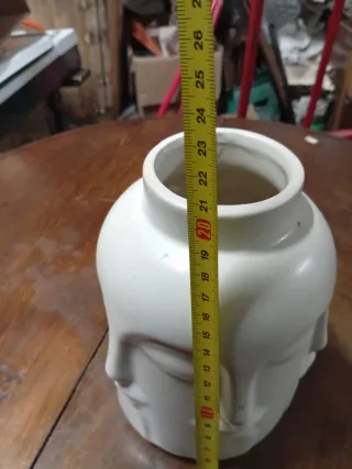 Jarrón de cerámica con caras