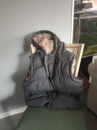 Chaleco acolchado con capucha