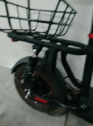 Patinete eléctrico con cesta y asiento