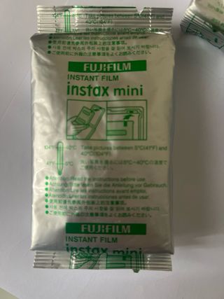 Cámara Fujifilm Instax Mini 12 + 20 fotos
